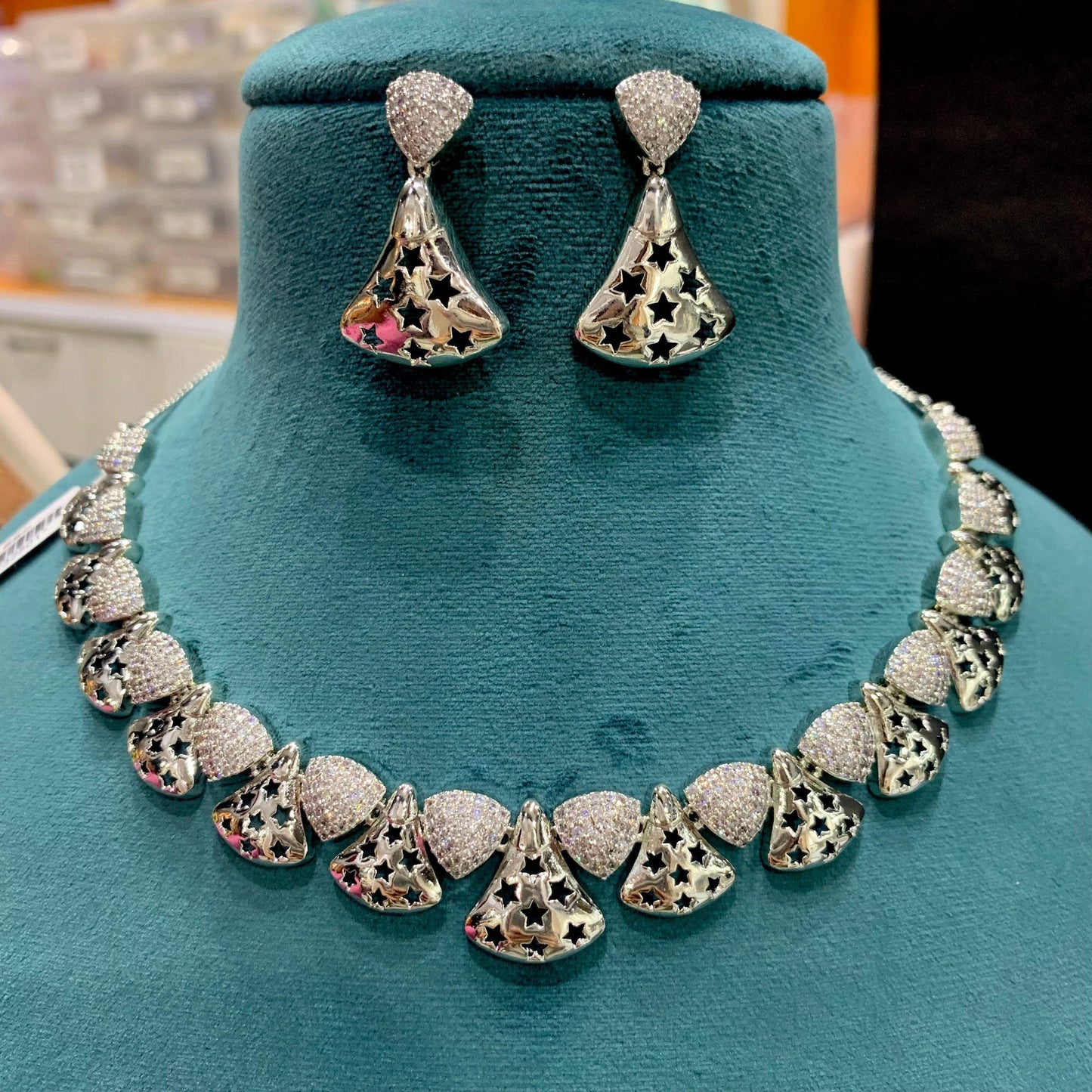 Diamond Necklace Set 46645 - Vijay & Sons