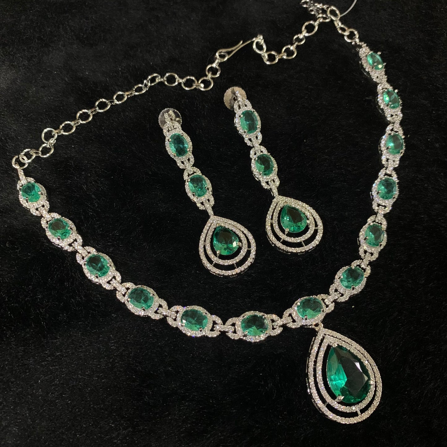 Zircon neckline 478467