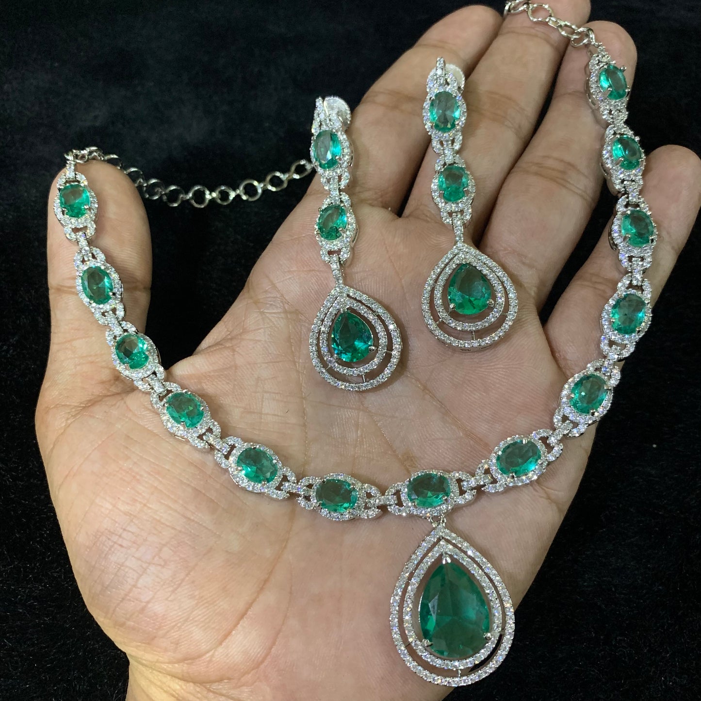 Zircon neckline 478467