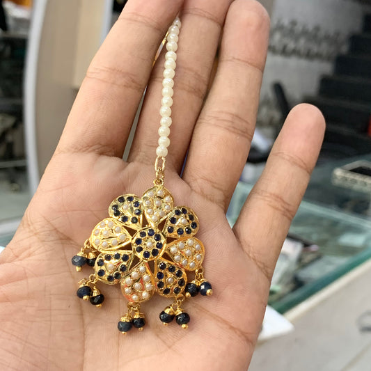 Traditional Flower Style Tikka 25896 - Vijay & Sons