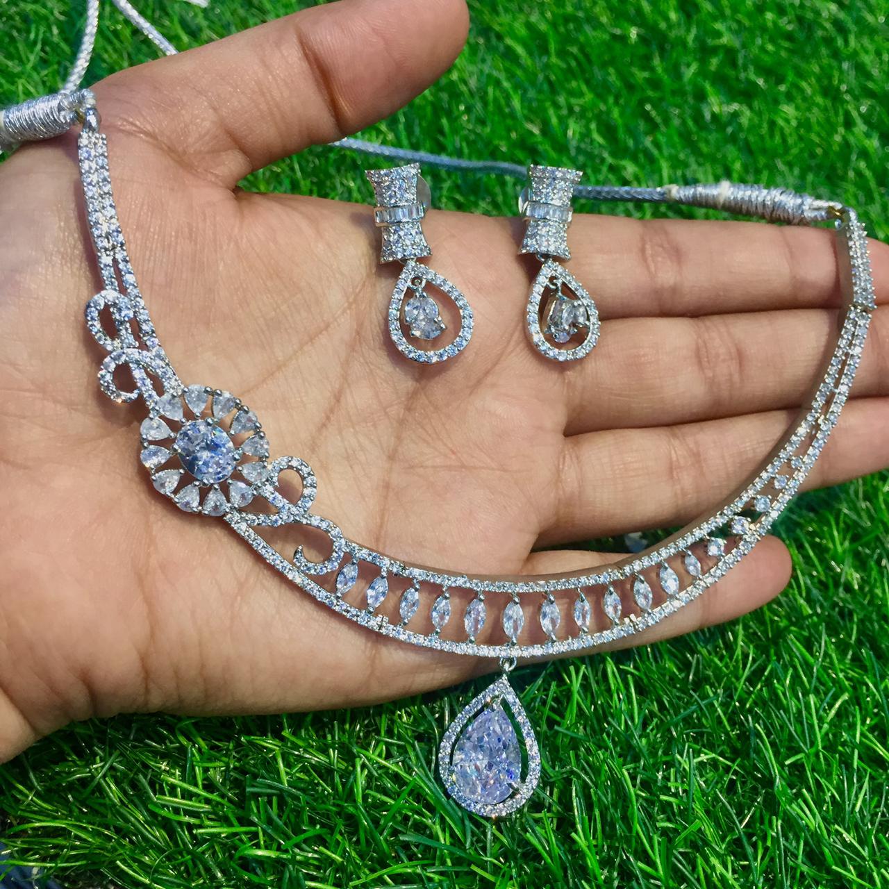 Diamond necklace 334553