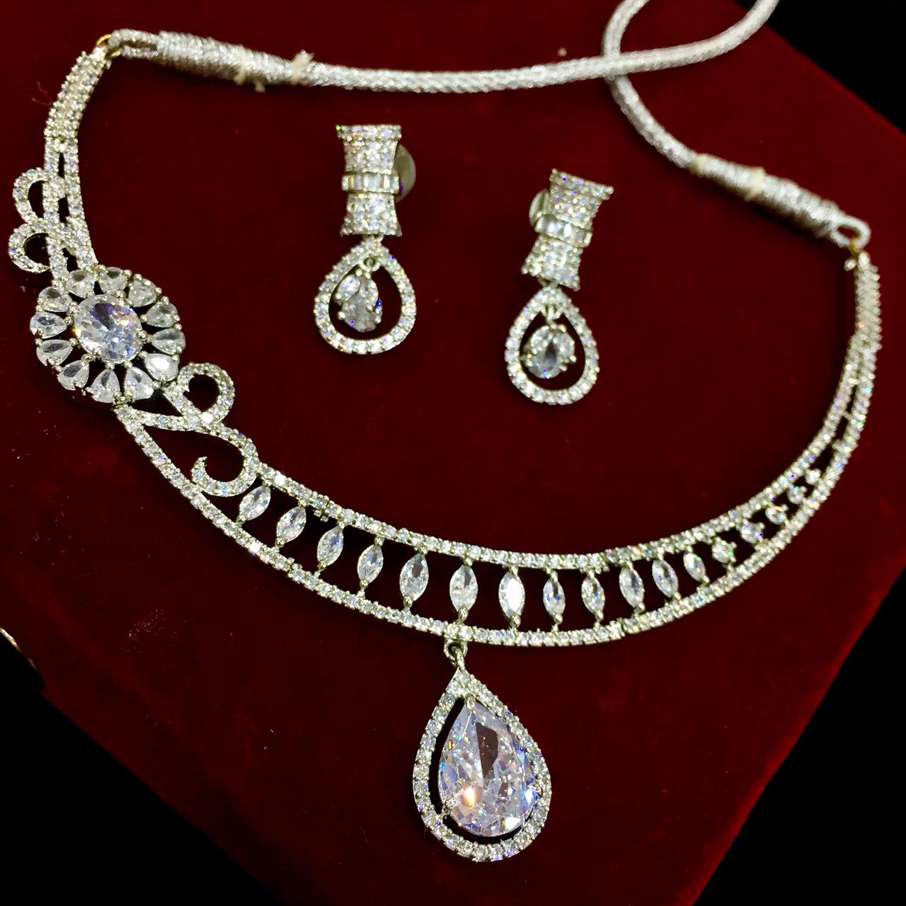 Diamond necklace 334553