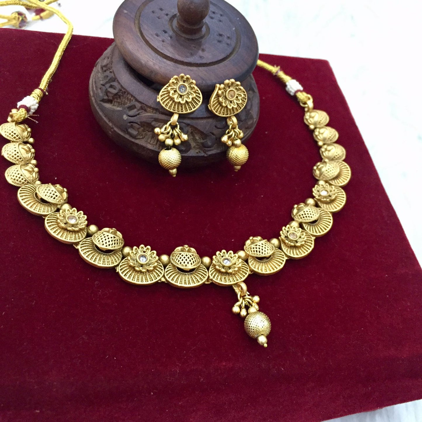 Antique necklace set 4354563