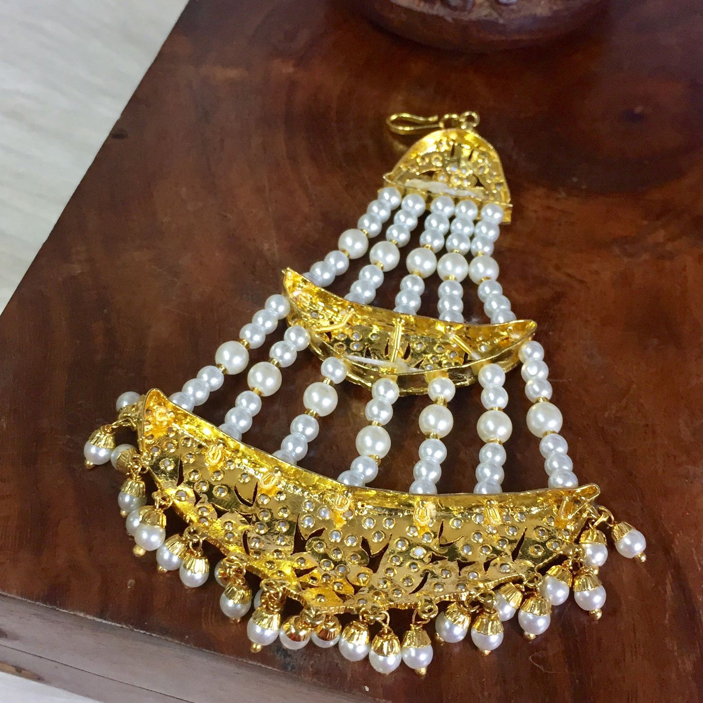 WHITE JADAU golden pasa