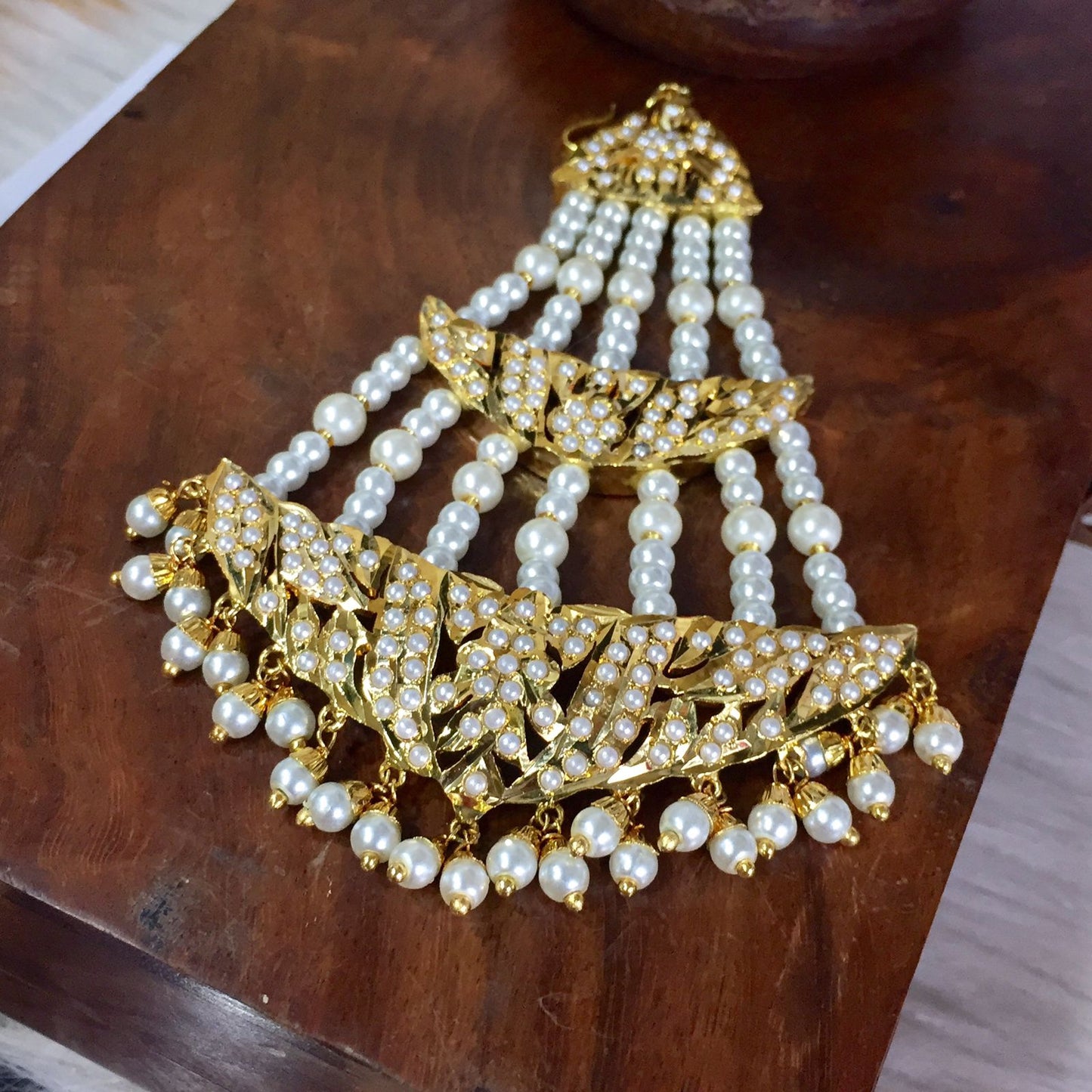 WHITE JADAU golden pasa