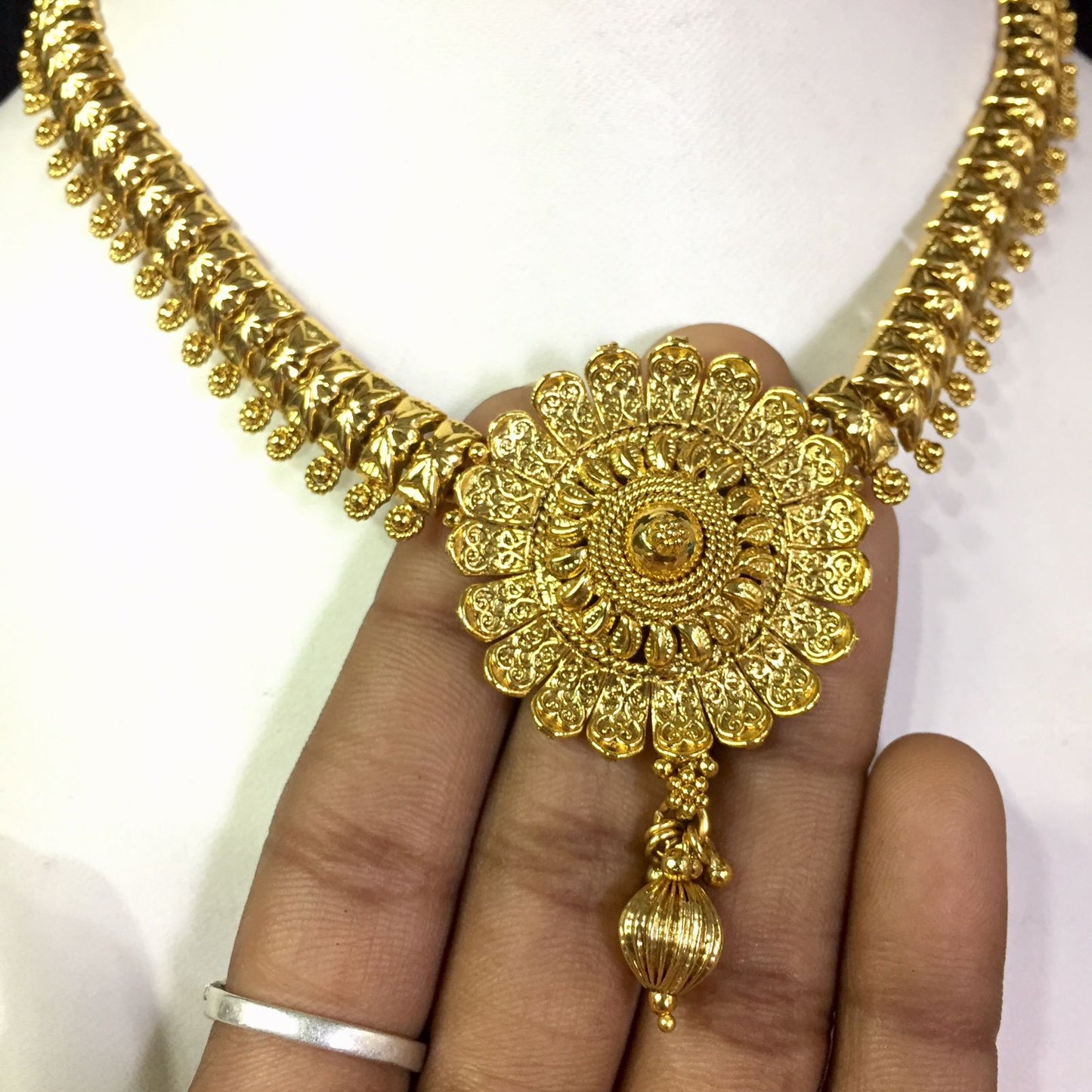 Antique Necklace Sets 46775788