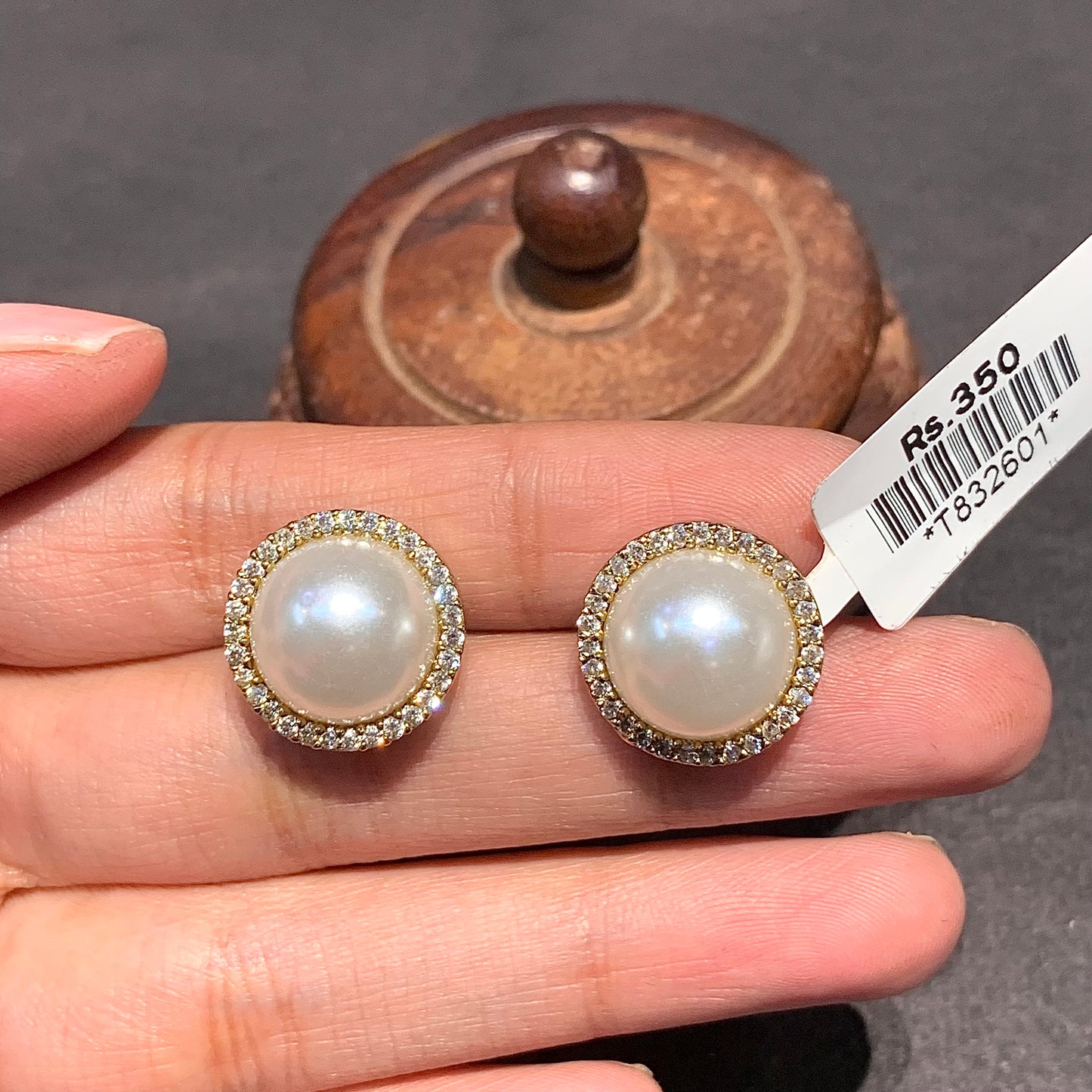 Zircon studs 7035666