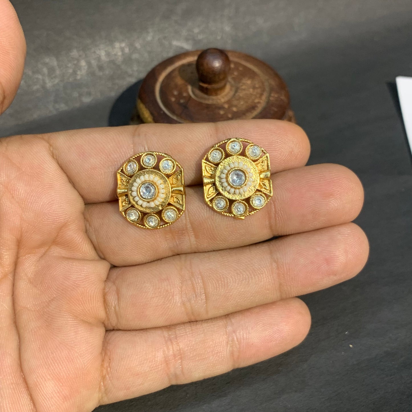 Antique studs 83325