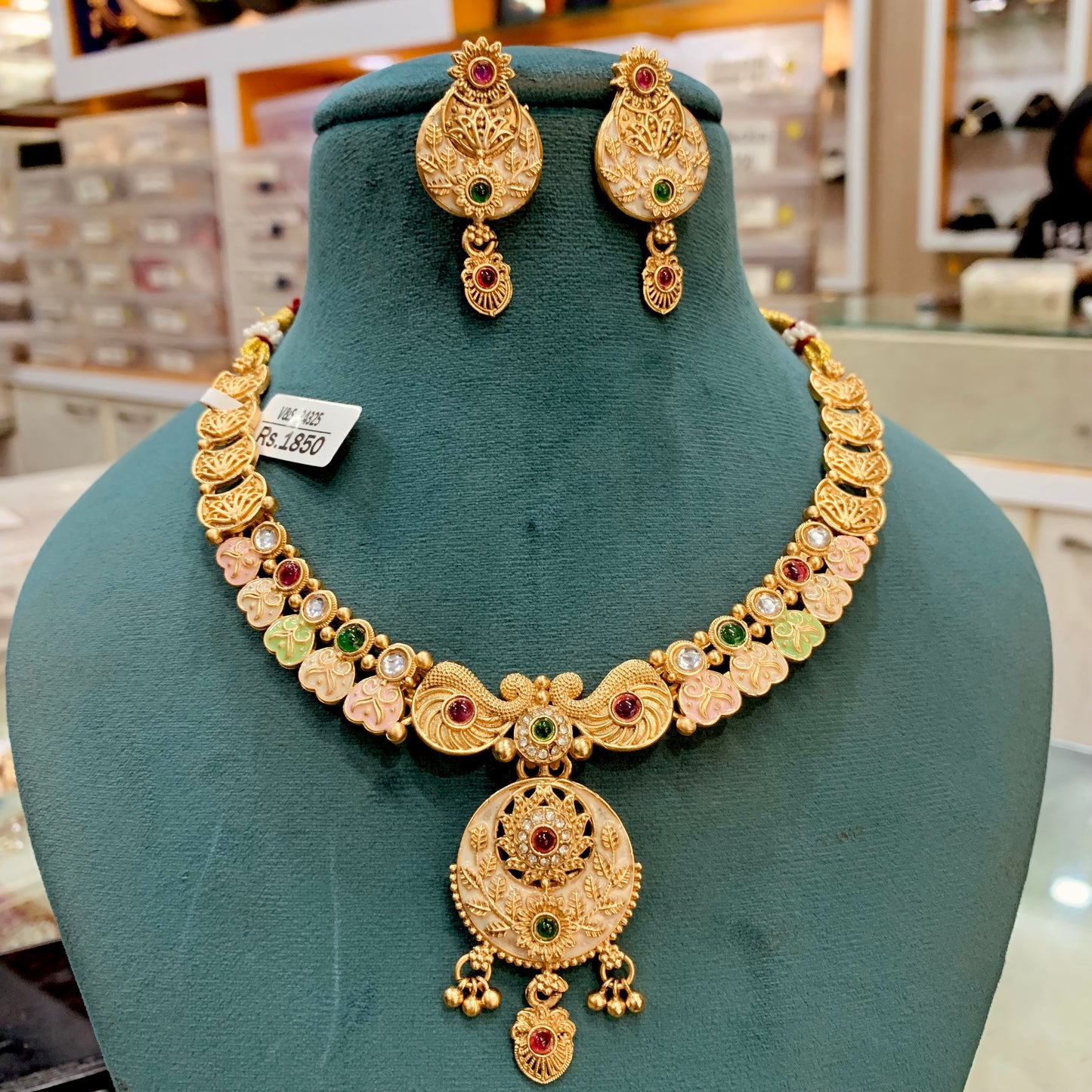 Antique Necklace Set 6393