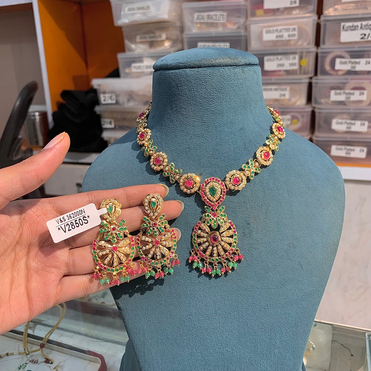 Jadau Necklaces Set 657665