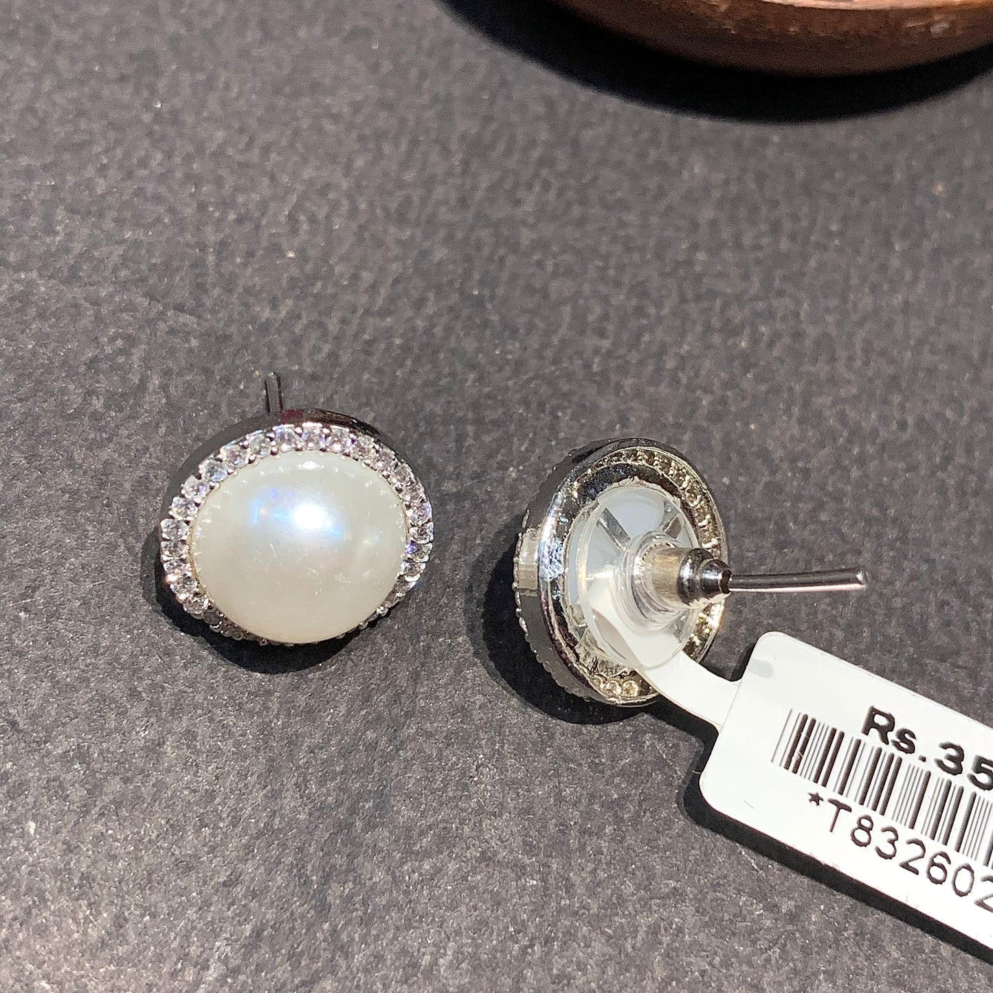 Zircon studs 705676677