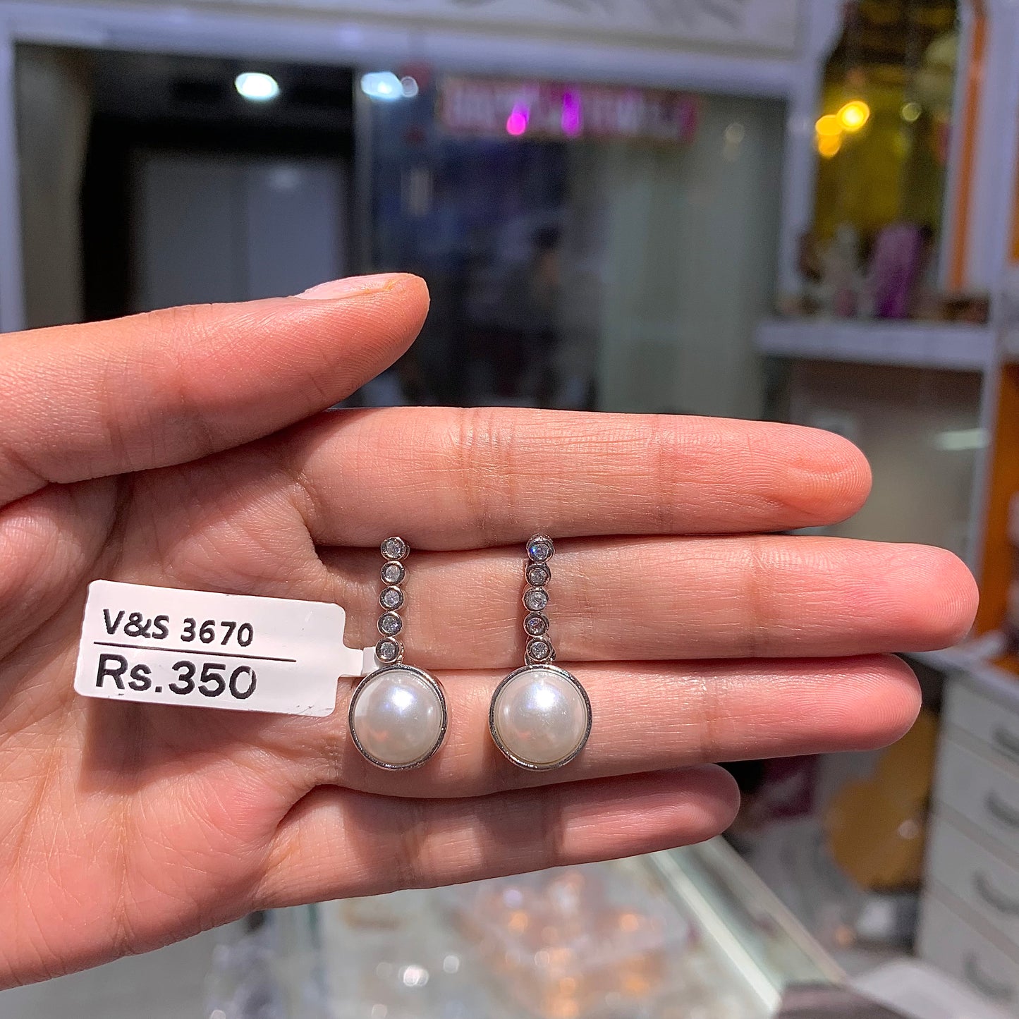 Zircon studs 704739
