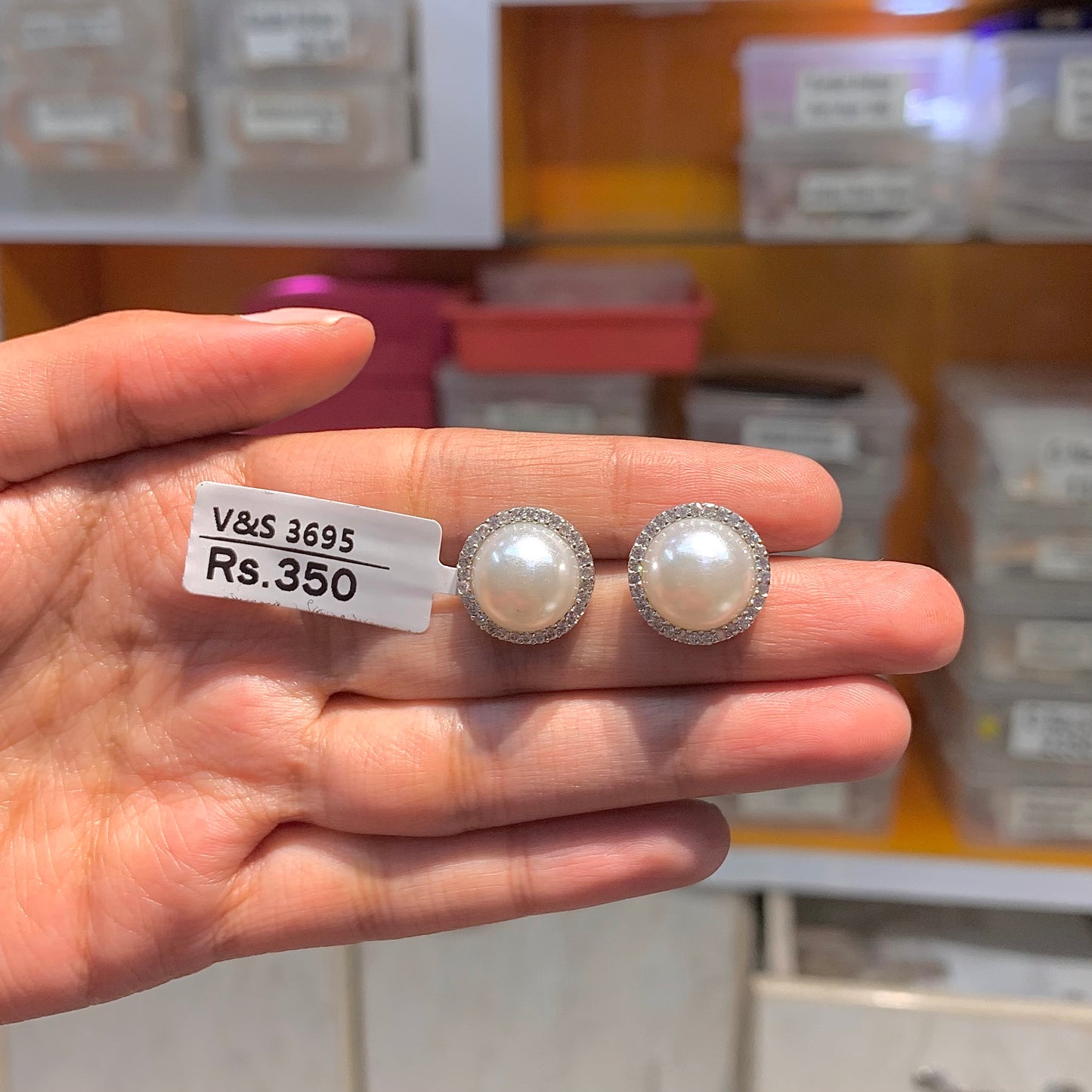 Zircon studs 705676677