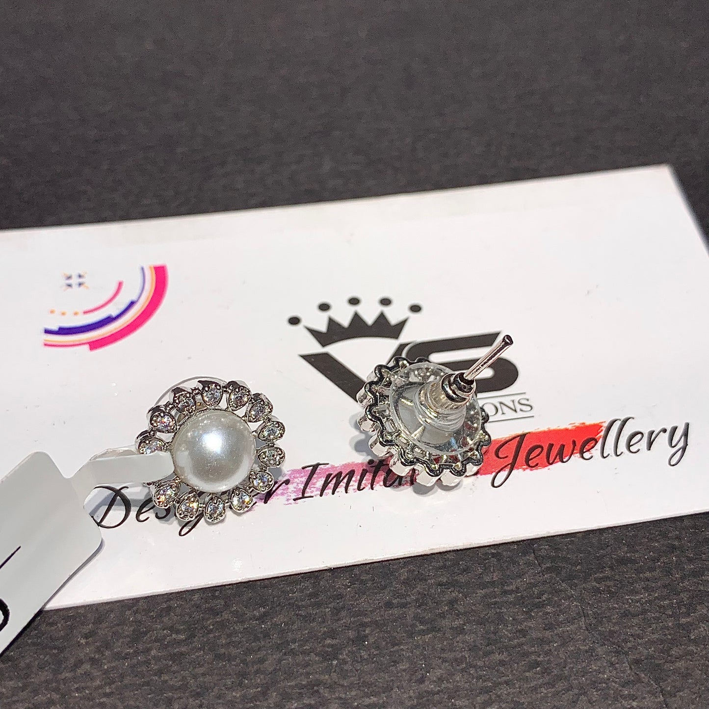 Zircon studs 700394