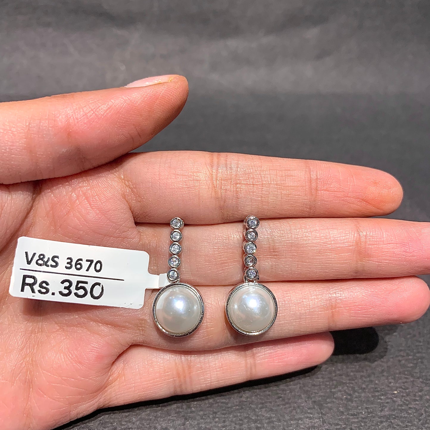 Zircon studs 704739